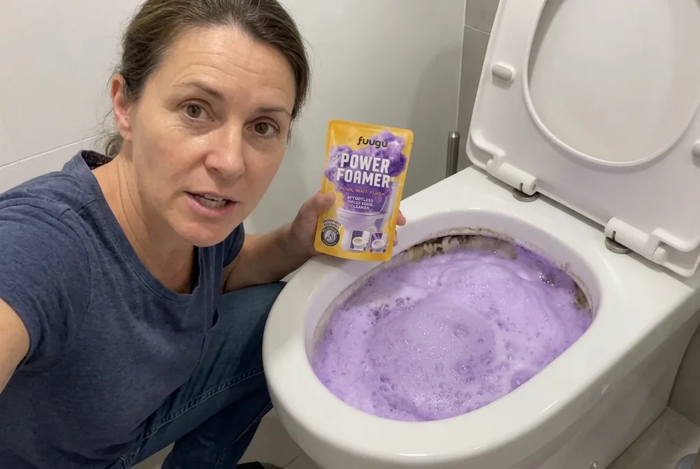Anwenderin zeigt ihre schäumende Toilette mit Fuugu Rifon Murmu
